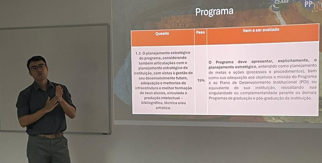 Professor Assis da Costa Oliveira apresentando as ações propostas pelo grupo, incluem-se o acompanhamento dos planos de produção individual dos(as) docentes